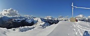 04 Alla croce di vetta del Venturosa (1999 m) con vista in Baciamorti-Aralalta, saliti 5 giorni fa ancora colorati d0autunno 